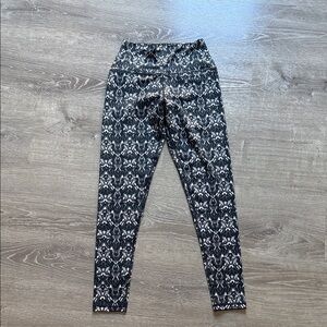 LegendBlack and White Geometric Print Leggings